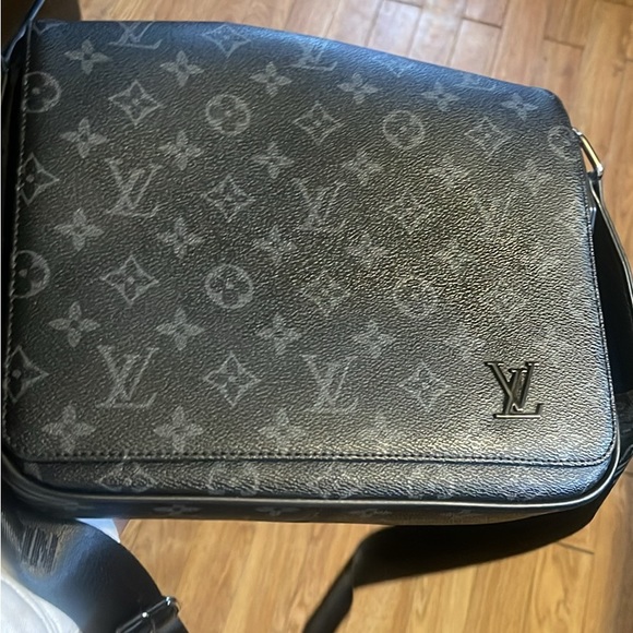 Lv Men’s Messenger bag “will negotiate price” - Picture 3 of 3